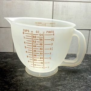 8 cup vintage measuring cup by Tupperware This one is old school. Exc condition